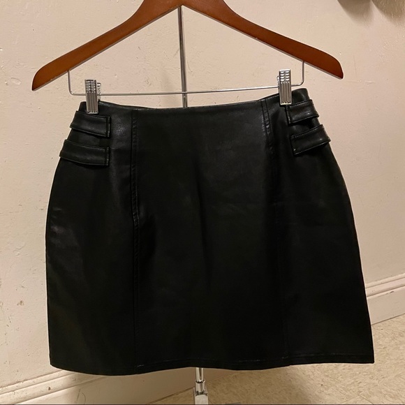 Black Faux Leather Mini Skirt size Medium - Picture 2 of 6